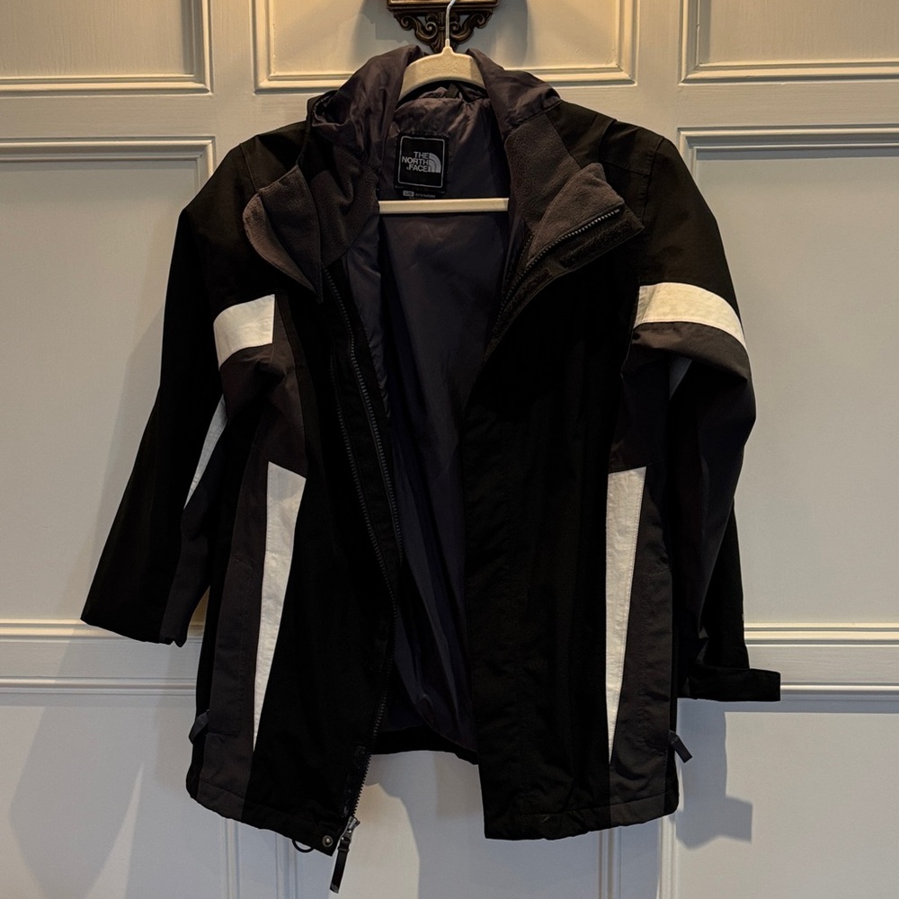 North Face Black and White water repellent Jacket with hood. Size L boys